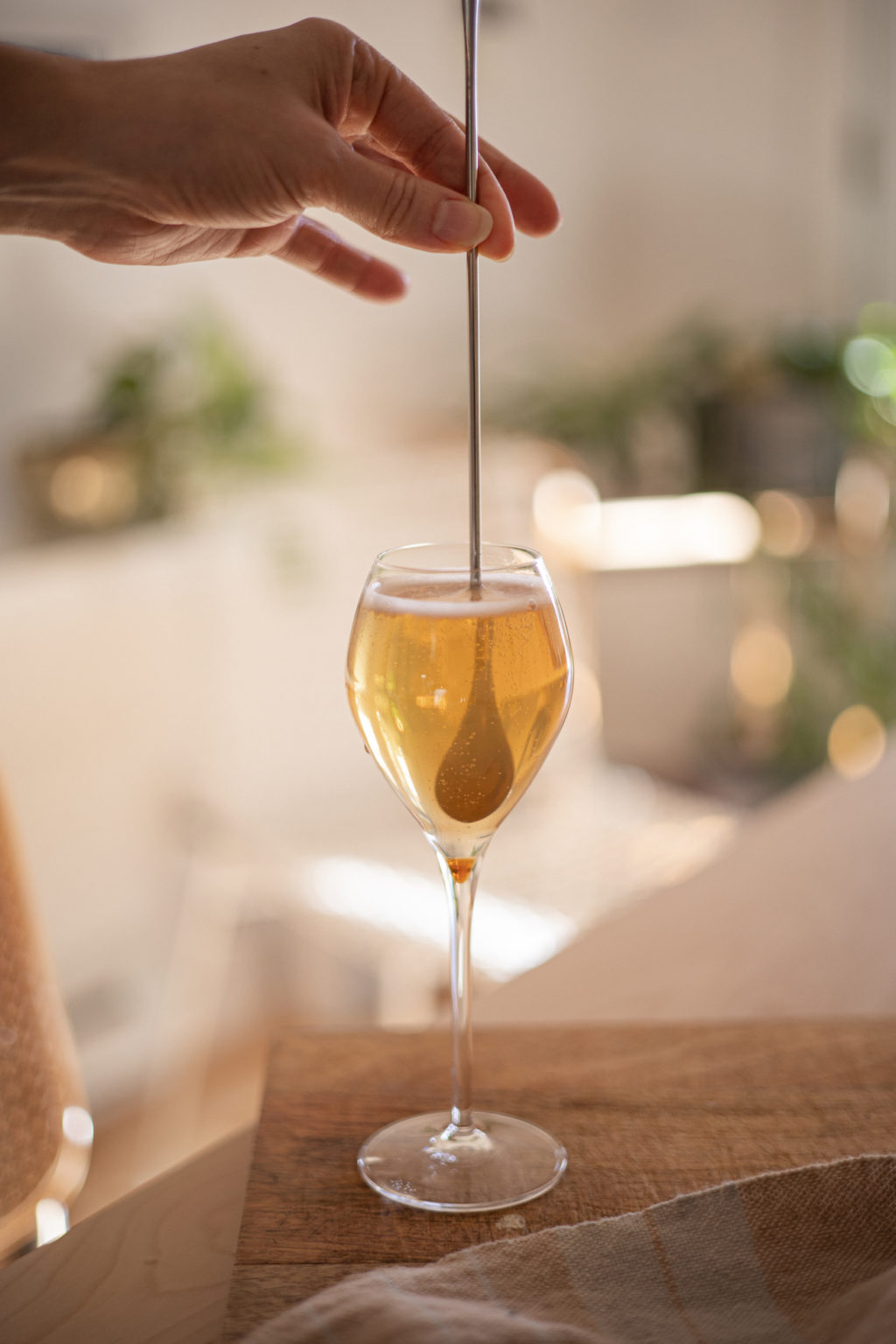cuillère dans une flûte à champagne remplie de bulles