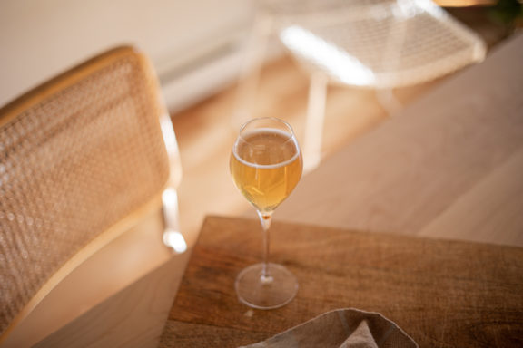 cocktail au vin mousseux dans une flûte à champagne