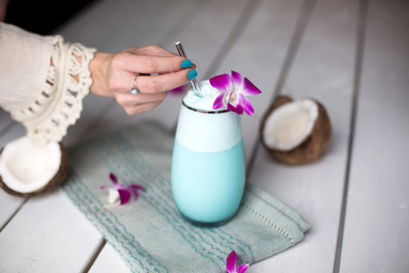 cocktail tiki bleu turquoise avec orchidée mauve