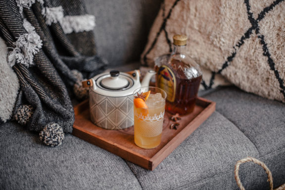cocktail au thé et bouteille de Crown Royal