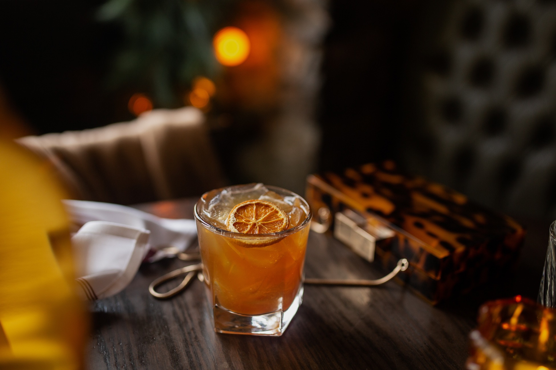 cocktail orange à base de scotch dans une ambiance feutrée