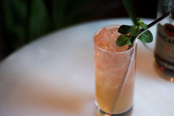 cocktail pétillant avec tête de menthe