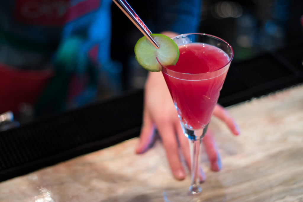 cocktail rose et rondelle de lime