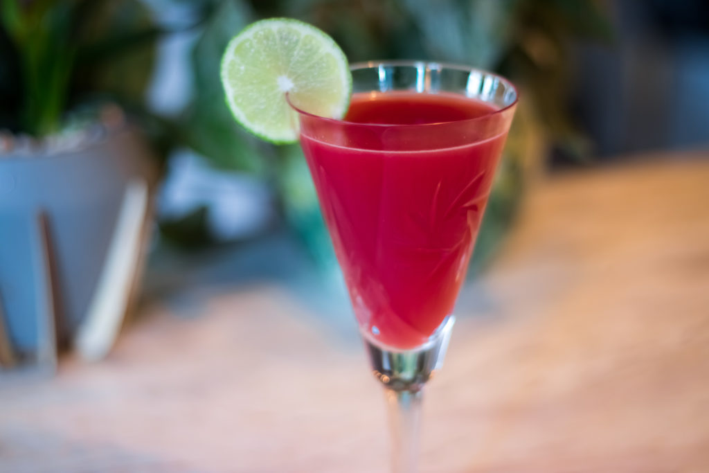 Cocktail rose Sequito garni d'une lime