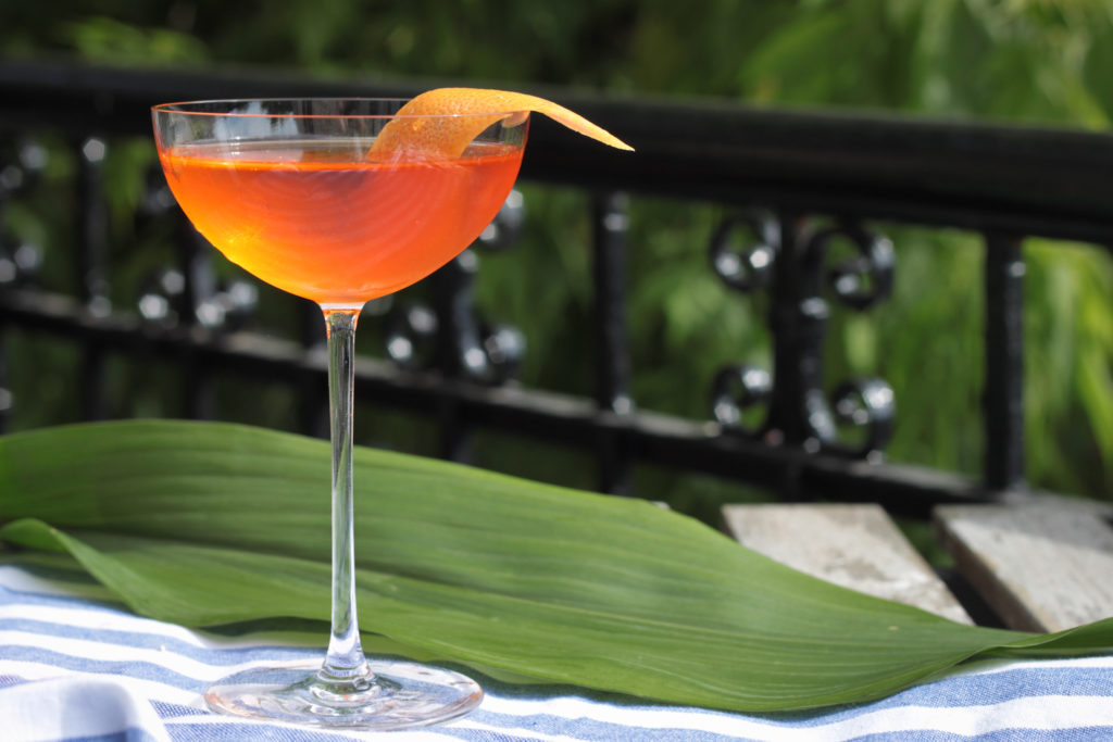 montreal cocktail avec zeste de pamplemousse