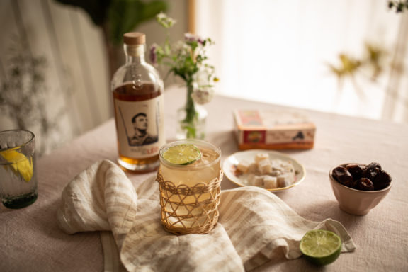 cocktail au dattes et bouteilles de liqueur d'érable le réduit de Léo
