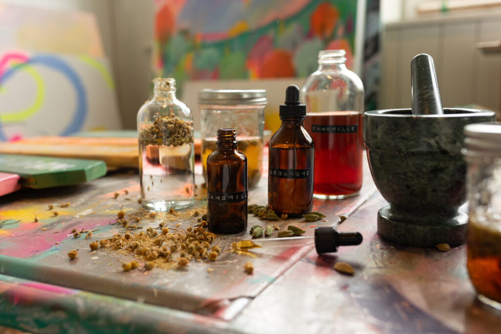 Technique de mixologie simplifiée : les teintures (tinctures) à cocktail